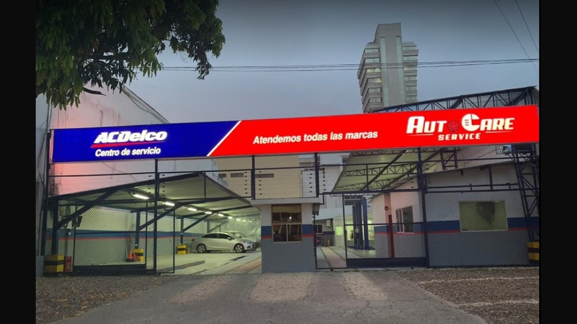 Fachada del taller Autocare Service en Barranquilla