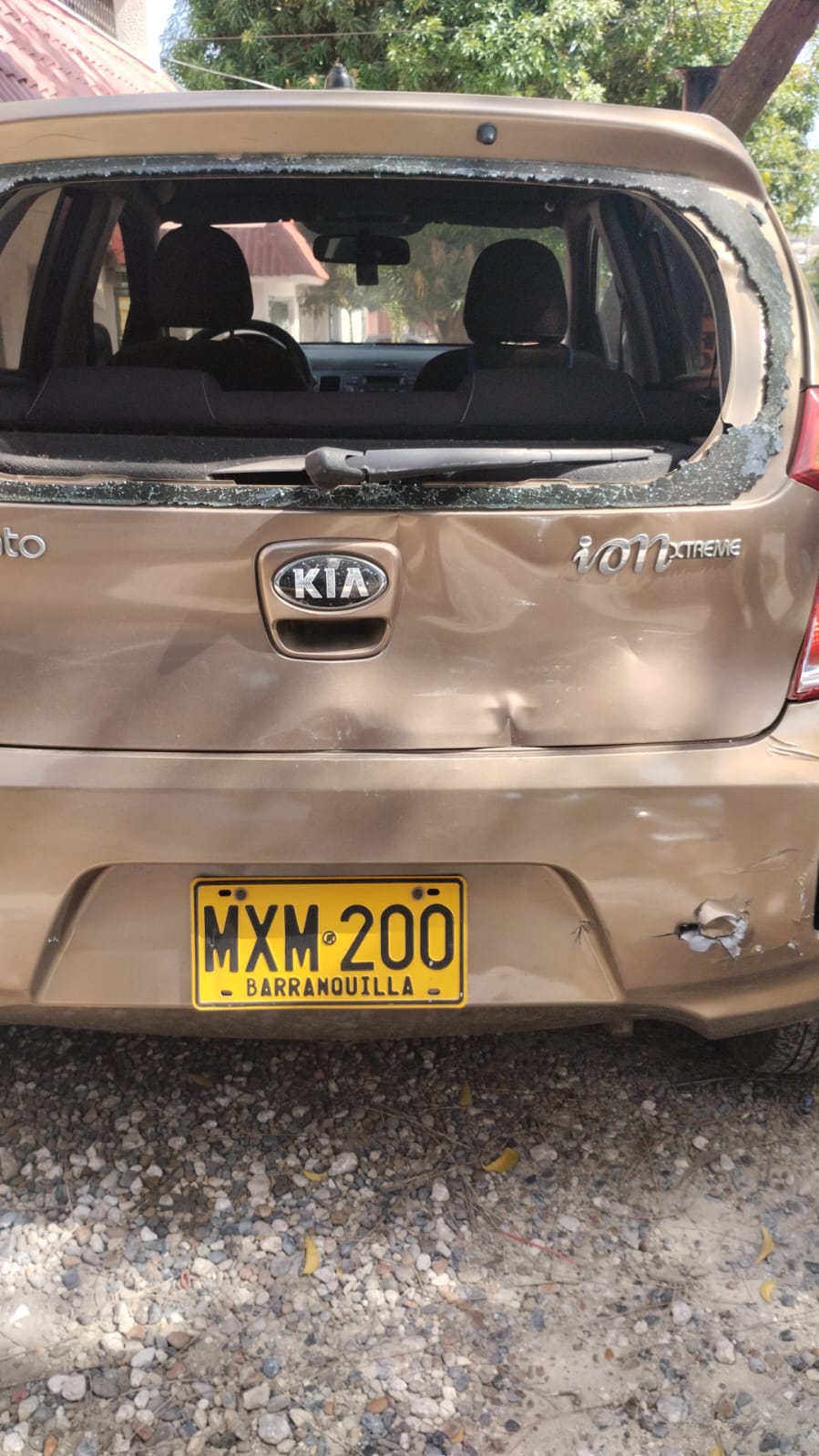 Kia Picanto con golpe en compuerta trasera antes de reparación de latonería